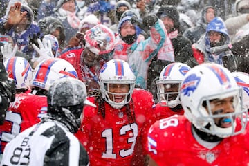 El New Era Field de Buffalo se pintó de blanco con la espectacular nevada que cayó en el juego entre los Indianapolis Colts y los Buffalo Bills. El juego terminó 13-7 en favor de los Bills. La temperatura estaba en -2 grados centígrados con vientos de 29 kilómetros por hora.