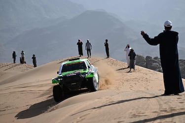 Aficionados al Dakar durante el paso del piloto Eryk Goczal y su copiloto Szymon Gospodarczyk.