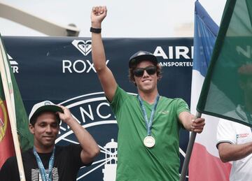 El mexicano Jhony Corzo se proclamó campeón del mundo de surf tras la final que le enfrentó al francés Joan Duru en Biarritz, en la costa suroeste francesa. En la final del Mundial-2017, Corzo se impuso con una puntuación de 14,50 por los 13,90 puntos del francés.
"Es un sueño que se convierte en realidad. Estoy muy orgulloso por esta medalla de oro para México", declaró el nativo de Puerto Escondido, que sucede en el palmarés al argentino Leandro Usuna, coronado en 2016.
(Información de AFP)