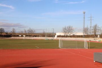 Unlike some grounds in the Second Division B, the pitch at Las Pistas has a natural playing surface