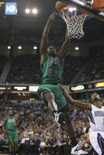 Brandon Bass, machando el aro.