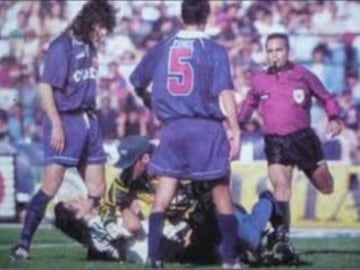 El arquero de la U, Sergio Vargas, y el atacante de Colo Colo, Fernando Vergara, protagonizaron dos peleas en la década del noventa. En la foto, la primera, en el clásico de la segunda rueda de 1995 (8 de octubre). 2-0 ganaron los azules en el Nacional.