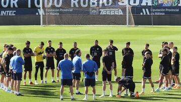 Charla de Pablo Guede a los jugadores antes de comenzar el entrenamiento.