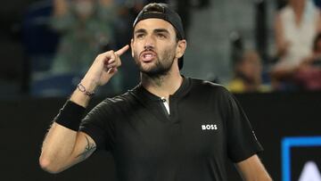 El tenista italiano Matteo Berrettini reacciona durante su partido ante Gael Monfils en cuartos de final del Open de Australia.