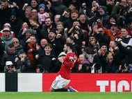 Soccer Football - Premier League - Manchester United v Tottenham Hotspur - Old Trafford, Manchester, Britain - February 7, 2026 Manchester United's Bruno Fernandes celebrates scoring their second goal REUTERS/Phil Noble EDITORIAL USE ONLY. NO USE WITH UNAUTHORIZED AUDIO, VIDEO, DATA, FIXTURE LISTS, CLUB/LEAGUE LOGOS OR 'LIVE' SERVICES. ONLINE IN-MATCH USE LIMITED TO 120 IMAGES, NO VIDEO EMULATION. NO USE IN BETTING, GAMES OR SINGLE CLUB/LEAGUE/PLAYER PUBLICATIONS. PLEASE CONTACT YOUR ACCOUNT REPRESENTATIVE FOR FURTHER DETAILS..