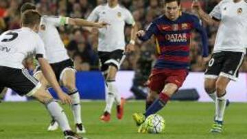 Messi conduce ante la defensa del Valencia.