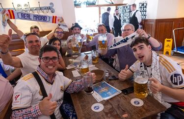 Los aficionados madridistas disfrutan en la famosa cervecería Hofbräuhaus de Múnich. 