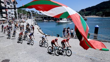 Paso de la carrera por el puerto de Lekeitio