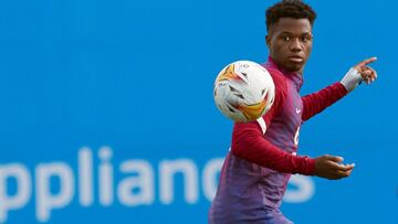 Ansu Fati, en el entrenamiento de este viernes en el Barça.