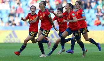 Jenni Hermoso celebra un doblete con la selección española femenina