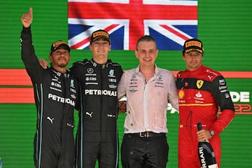 Russell, Hamilton y Sainz, en el podio de Interlagos. 