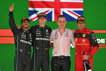 Russell, Hamilton y Sainz, en el podio de Interlagos.