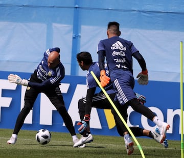 Bronnitsy  23 junio 2018, Rusia
Copa Mundial Rusia 2018
Entrenamiento de Argentina antes de jugar contra Nigeria.
Wilfredo Caballero of Argentina Y Nahuel Guzman of Argentina
Foto Ortiz Gustavo