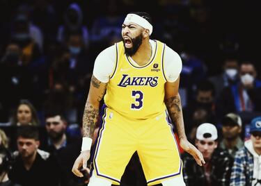 Ala-pívot (28 años). Estadísticas 2021-22: 23,2 puntos, 9,5 rebotes y 2,1 tapones. Incluso en una temporada en la que estaba por debajo de su nivel de forma visible, Davis marchaba en casi 23+10 con 2 tapones por noche (es, sencillamente, así de bueno) hasta que tuvo que parar por una lesión de rodilla que dejó tocadísimos a los Lakers, cuya defensa echó muchísimo de menos su gigantesca presencia. Pese a sus problemas antes de la lesión, la horrible situación de los Lakers y que no había jugado en su techo, vuelve a ser all star. Acaba de regresar después de esa fea lesión y lo ha hecho a un nivel brillante, mejor que en el inicio de curso. Más parecido a la gran estrella que es. Los Lakers, desde luego, necesitan su versión más dominante para intentar salvar una temporada que huele a naufragio total. Pero todo puede cambiar con un Davis al nivel de la burbuja, donde se proclamó campeón con los angelinos y jugó a un nivel supremo.  