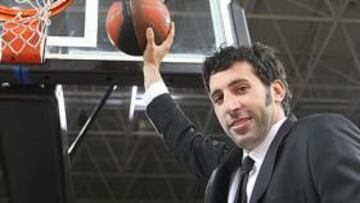 <b>ELEGANTE. </b>Mumbrú, como 'hombre de negro', ensaya una bandeja.