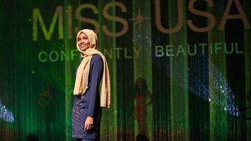 Halima Aden desfilando en el certamen de Miss Minnesota.