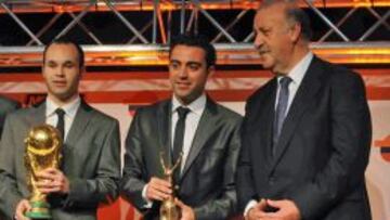 Iniesta, Xavi y Del Bosque.