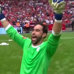 Penales y atajadas notables: el homenaje del City a Bravo