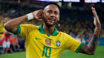 El delantero brasileño del PSG, Neymar Junior, con su selección.