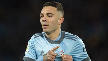 Iago Aspas se&ntilde;ala el escudo del Celta tras marcar ante el Mallorca.