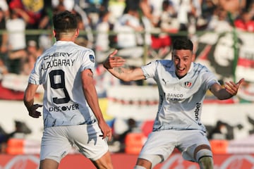 AME1426. MALDONADO (URUGUAY), 28/10/2023.- Lisandro Alzugaray (i) de LDU Quito celebra un gol hoy, en un partido de la final de la Copa Sudamericana entre Fortaleza y LDU Quito en el estadio Domingo Burgueño Miguel en Maldonado (Uruguay). EFE/ Gaston Britos
