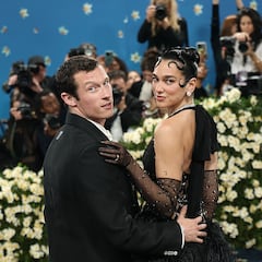 Callum Turner desvela detalles del comienzo de su relación con Dua Lipa: “Estamos en la misma página”