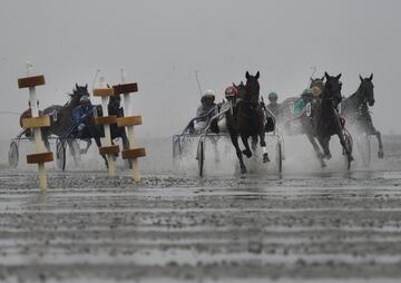 La tradicional carrera de caballos Duhner Wattrenen se celebra en las playas de Cuxhaven, Alemania. 