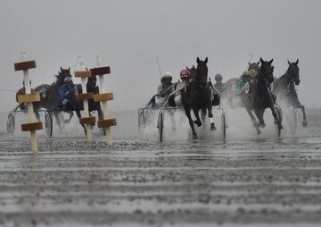 La tradicional carrera de caballos Duhner Wattrenen se celebra en las playas de Cuxhaven, Alemania.