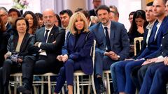 Brigitte Macron (C), France's President wife, flanked France's French Defense Minister Florence Parly (L), and France's Education, Youth and Sports Minister Jean-Michel Blanquer (2ndL), poses with athletes during a ceremony to honor 28 French medal-winning athletes at the Winter Olympics and Paralympics, at the Elysee Palace in Paris, on March 29, 2022. (Photo by Francois Mori / POOL / AFP)