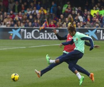 El Barcelona se entrenó arropado por una multitud de aficionados que acudió al entrenamiento en una jornada de puertas abiertas. Neymar.