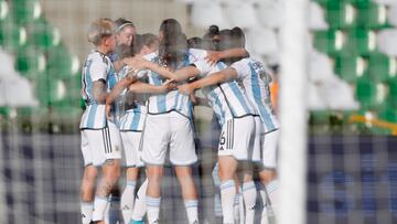 AMDEP3330. ARMENIA (COLOMBIA), 15/07/2022.- Jugadoras de Argentina celebran un gol ante Uruguay hoy, en un partido del grupo B de la Copa América Femenina en el estadio Centenario en Armenia (Colombia). EFE/Ernesto Guzmán Jr.