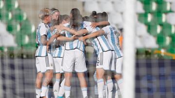 AMDEP3330. ARMENIA (COLOMBIA), 15/07/2022.- Jugadoras de Argentina celebran un gol ante Uruguay hoy, en un partido del grupo B de la Copa América Femenina en el estadio Centenario en Armenia (Colombia). EFE/Ernesto Guzmán Jr.
