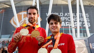 Álvaro Martín y María Pérez posan con las medallas de oro conseguidas en los 20 y 35 kilómetros marcha en el Mundial de Budapest 2023.