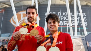 BUDAPEST, 24/08/2023.- Lo marchadores españoles Álvaro Martín (i) y María Pérez (d) posan con las medallas de oro conseguidas en los 20 y 35 kilómetros marcha, este jueves durante los Mundiales de atletismo que se disputan en Budapest. EFE/ Javier Etxezarreta
