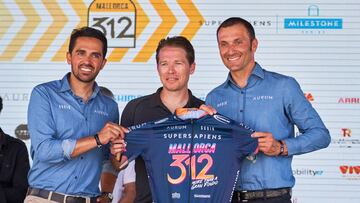 Contador y Basso posan con el maillot de la marcha gran fondo &#039;Mallorca 312&#039;.