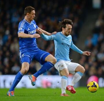 David Silva con el balón ante Nemanja Matic.