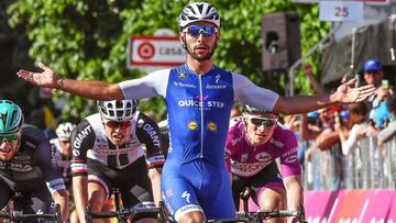 GIR19 MESSINA (ITALIA) 10/05/2017.- El ciclista colombiano Fernando Gaviria (c) del equipo Quick-Step celebra su victoria mientras cruza la línea de meta, en la quinta etapa de 157 kilómetros del Giro de Italia, comprendida entre Pedara-Messina, (Italia), hoy, 10 de mayo de 2017. EFE/Alessandro Di Meo