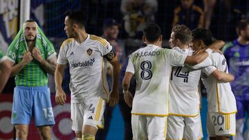AME2409. LOS ?NGELES (ESTADOS UNIDOS), 01/12/2024.- Los jugadores de Los Angeles Galaxy celebran su paso a la final de la MLS tras vencer 1-0 a Seattle Sounders este domingo en un partido de la Liga EEUU 2024 entre Los Angeles y Seattle Sounders, en el Dignity Health Sports Park en Los ?ngeles (California). EFE/Armando Arorizo