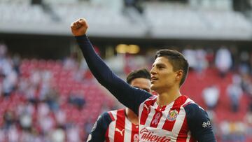 Ronaldo Cisneros levanta su puño en forma de festejo