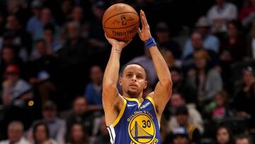 DENVER, COLORADO - JANUARY 15: Stephen Curry #30 of the Golden State Warriors puts up a shot against the Denver Nuggets in the first quarter at the Pepsi Center on January 15, 2019 in Denver, Colorado. NOTE TO USER: User expressly acknowledges and agrees that, by downloading and or using this photograph, User is consenting to the terms and conditions of the Getty Images License Agreement. Matthew Stockman/Getty Images/AFP
== FOR NEWSPAPERS, INTERNET, TELCOS & TELEVISION USE ONLY ==