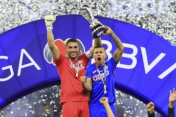      Jose de Jesus Corona and Julio Cesar Dominguez de Cruz Azul lifts the Champion trophy with the Players after the game Cruz Azul vs Santos, corresponding to second leg match Final of the Torneo Clausura Guard1anes 2021 of the Liga BBVA MX, at Azteca Stadium, on May 30, 2021.
<br><br>
Jose de Jesus Corona y Julio Cesar Dominguez de Cruz Azul levanta el trofeo de Campeon con los Jugadores despues del partido Cruz Azul vs Santos, correspondiente al partido de vuelta de la Gran Final del Torneo Clausura Guard1anes 2021 de la Liga BBVA MX, en el Estadio Azteca, el 30 de Mayo de 2021.