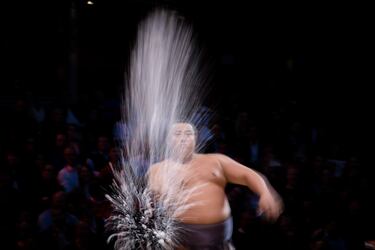 Tobizaru lanza sal antes de su combate contra Shonannoumi durante el primer día del Gran Torneo de Sumo en el Royal Albert Hall.