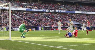 El jugador del Atlético de Madrid, Kalinic, dispara a portería y el portero del Getafe, Soria, no consigue atrapar el balón que finalmente cae a los pies de Saúl para que marque el 2-0.  