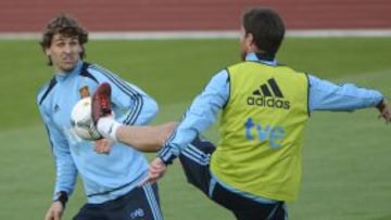 El jugador del Athletic en una acción con Xabi Alonso durante una sesión de entrenamiento con España.