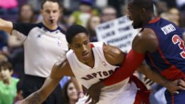 DeMar DeRozan intenta escaparse de la defensa de Rodney Stuckey.