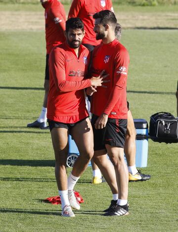 Bromas y buen ambiente en el entrenamiento del Atleti