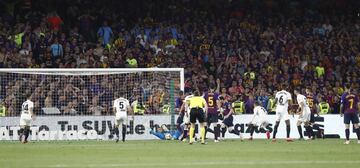 Messi acortó distancias marcando el 1-2 tras el rechace de una ocasión de Lenglet.









