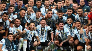 LONDON, ENGLAND - JUNE 01: Lionel Messi of Argentina and teammates celebrate with the Finalissima trophy after their sides victory during the 2022 Finalissima match between Italy and Argentina at Wembley Stadium on June 01, 2022 in London, England. (Photo by Catherine Ivill - UEFA/UEFA via Getty Images)