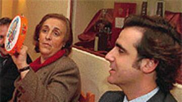 <b>BRINDIS POR LA SALVACIÓN</b>. Teresa Rivero brindó ayer en unas bodegas propiedad de la familia Ruiz-Mateos por la permanencia del Rayo. En el acto le entregaron a la presidenta una pandereta para que se la diera a Milene, la mujer de Ronaldo.