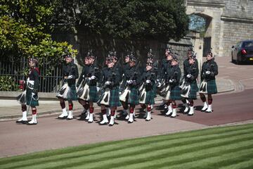 Un destacamento del 4º Batallón del Regimiento Real de Escocia llega al Castillo de Windsor.